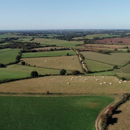 Vue aérienne du parcellaire agricole sur le bassin versant du Douron - © ApreslapluieFilms